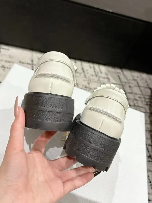 👟👟Ex-factory price 700👟👟 Dior 25/early spring new coin tassel thick-soled loafers made of black calf leather with white leather tassels to show a contrasting layering. The tassels are embellished with silver lucky star metal medals. They are very exquisite, comfortable and good-looking💯 and easy to match. Can be worn in spring, summer, autumn and winter! ✔️Upper: original imported open-edge beaded cowhide ✔️Inner lining: water-dyed cowhide ✔️Sole: original rubber foam outsole ✔️Size: 35-41 (40.41 customized, non-refundable)